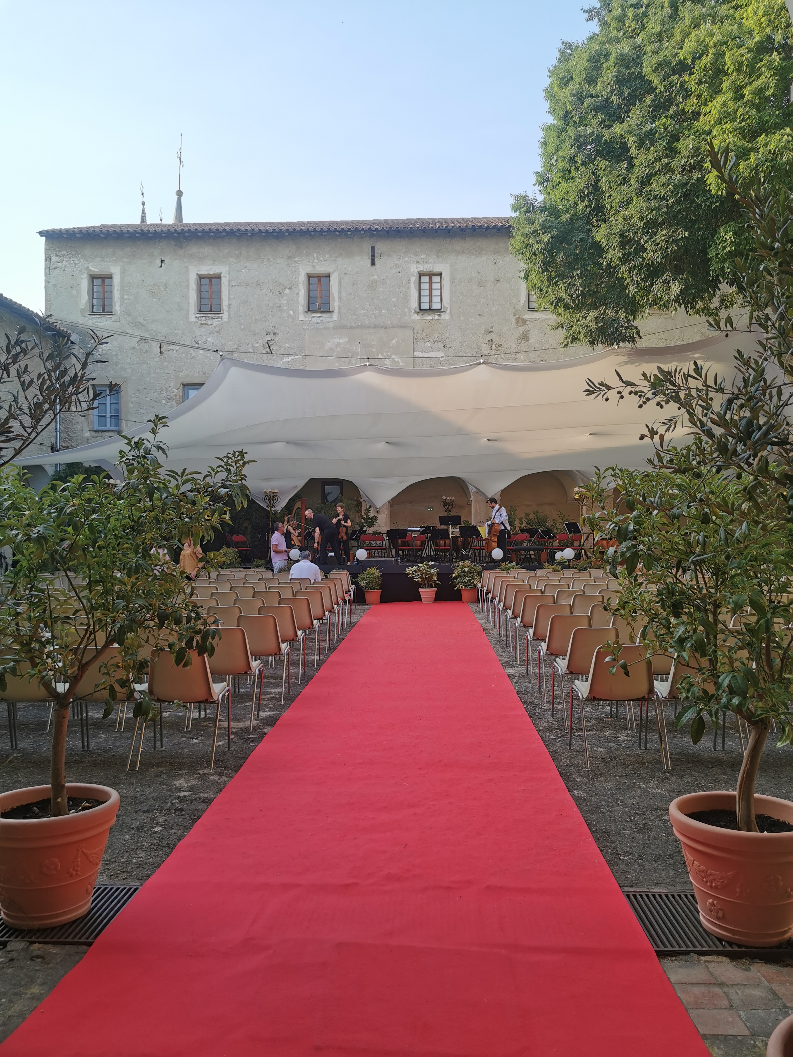 SCENE CLOITRE TAPIS ROUGE IMG_20240724_190841.jpg